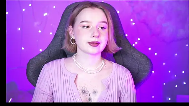 Snapshot of AdeleLoomis chatting on 11, 1, 2025 AdeleLoomis online show from 11, 1, 2025