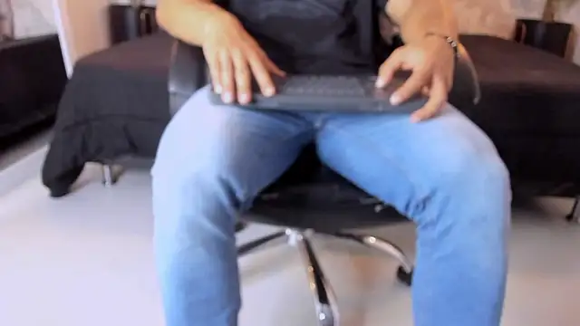 Snapshot of Regan__ chatting on 27, 9, 2025 Regan online show from 27, 9, 2025