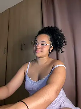 Snapshot of Lucy_wilson5 chatting on 5, 2, 2025 Lucy wilson5 online show from 5, 2, 2025