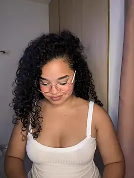 Snapshot of Lucy_wilson5 chatting on 17, 2, 2025 Lucy wilson5 online show from 17, 2, 2025