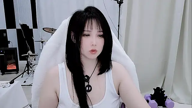 Snapshot of Vaness-a chatting on 12, 4, 2026 Vaness-a online show from 12, 4, 2026