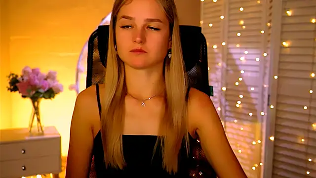 DeboraLarson online show from 16, 11, 2025