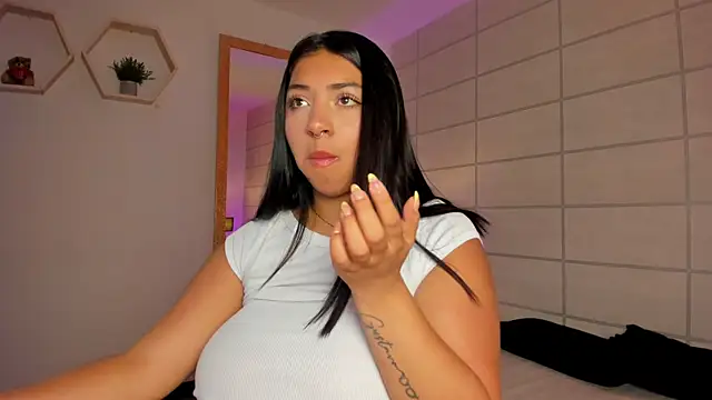 Snapshot of Christine_Laam chatting on 6, 4, 2026 Christine Laam online show from 6, 4, 2026