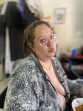 Snapshot of Chloee_ep chatting on 8, 12, 2024 Chloee ep online show from 8, 12, 2024