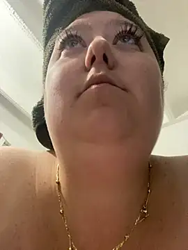 Snapshot of Chloee_ep chatting on 8, 10, 2025 Chloee ep online show from 8, 10, 2025