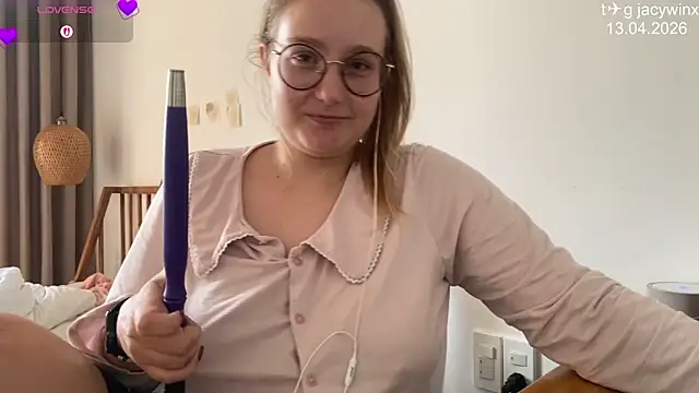 Snapshot of JacyWinslat chatting on 13, 4, 2026 JacyWinslat online show from 13, 4, 2026