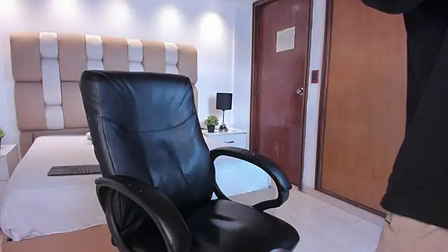 Aaron Scoot online show from 11, 4, 2026