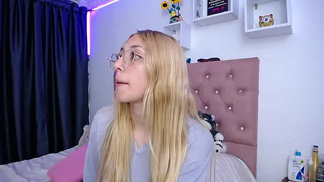 Snapshot of Soffy-brooks chatting on 12, 10, 2025 Soffy-brooks online show from 12, 10, 2025