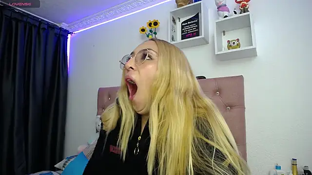 Snapshot of Soffy-brooks chatting on 13, 10, 2025 Soffy-brooks online show from 13, 10, 2025