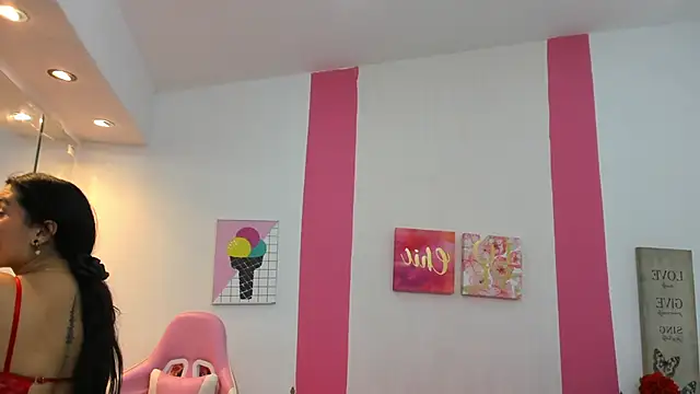 scarlette 15  online show from 7, 1, 2025