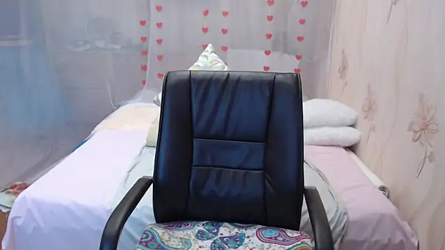 Snapshot of OlgaHottie chatting on 8, 10, 2025 OlgaHottie online show from 8, 10, 2025