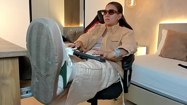 Snapshot of alma_fenix chatting on 21, 10, 2025 alma fenix online show from 21, 10, 2025