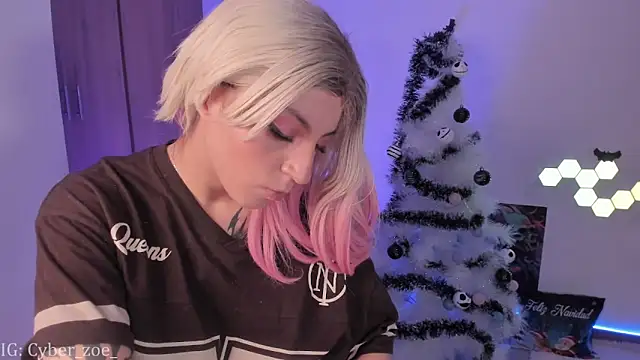 Snapshot of cyberzoe chatting on 1, 12, 2025 cyberzoe online show from 1, 12, 2025