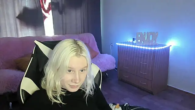 Snapshot of EnigmaSee chatting on 18, 5, 2026 EnigmaSee online show from 18, 5, 2026