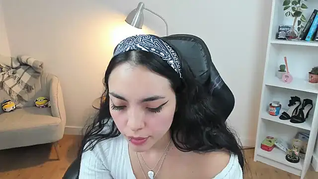 Snapshot of _BellaEvans_ chatting on 18, 3, 2025  BellaEvans  online show from 18, 3, 2025