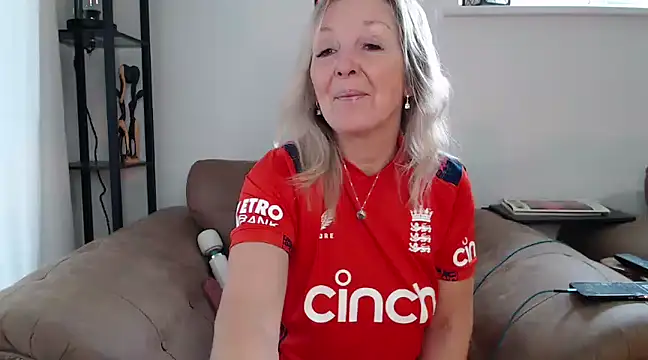 Ladystargazer1966 online show from 10, 1, 2025