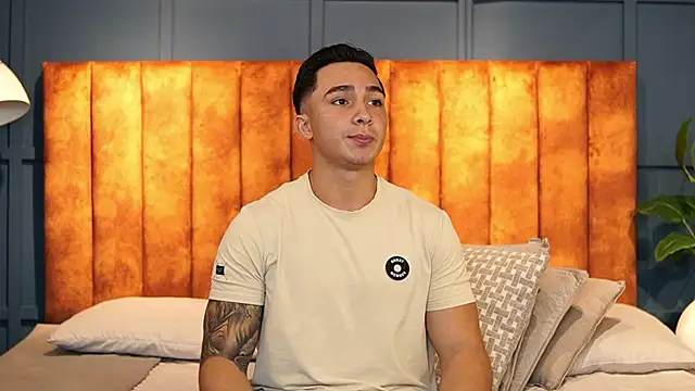 Snapshot of Ryan_Hunt chatting on 12, 10, 2025 Ryan Hunt online show from 12, 10, 2025