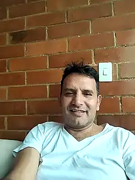 Snapshot of RogueTraveler chatting on 16, 12, 2024 RogueTraveler online show from 16, 12, 2024