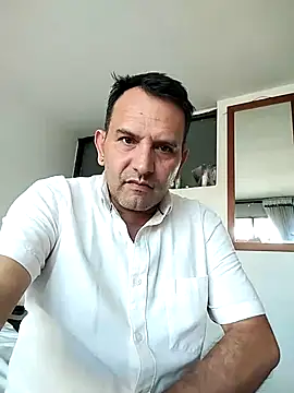 Snapshot of RogueTraveler chatting on 27, 1, 2025 RogueTraveler online show from 27, 1, 2025