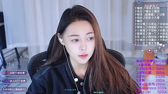 Snapshot of Roseonly_ chatting on 4, 1, 2025 Roseonly online show from 4, 1, 2025