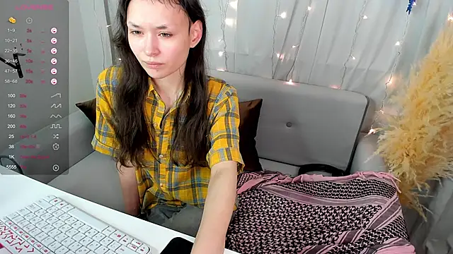 Emily Strikeee online show from 19, 12, 2024