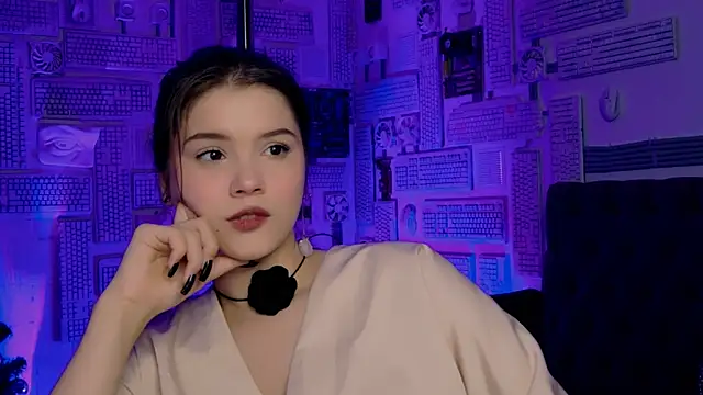 Snapshot of EvaThopson chatting on 1, 2, 2025 EvaThopson online show from 1, 2, 2025