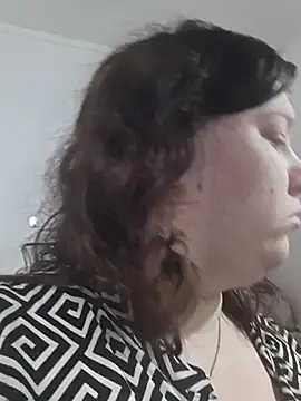 Snapshot of CurvyMilf1992 chatting on 17, 10, 2025 CurvyMilf1992 online show from 17, 10, 2025