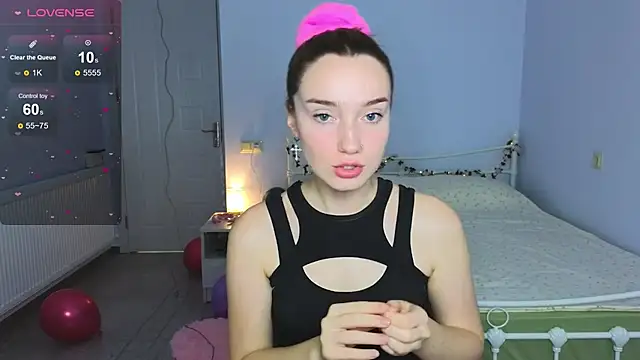 Snapshot of Wild_Sophie_ chatting on 5, 12, 2025 Wild Sophie online show from 5, 12, 2025