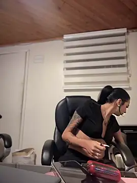 Snapshot of Hilary_pinkk chatting on 19, 12, 2025 Hilary pinkk online show from 19, 12, 2025