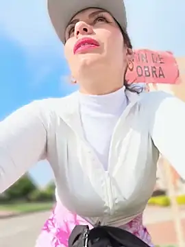 Snapshot of Alysson-- chatting on 4, 4, 2026 Alysson-- online show from 4, 4, 2026