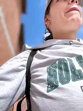 Snapshot of Alysson-- chatting on 6, 4, 2026 Alysson-- online show from 6, 4, 2026