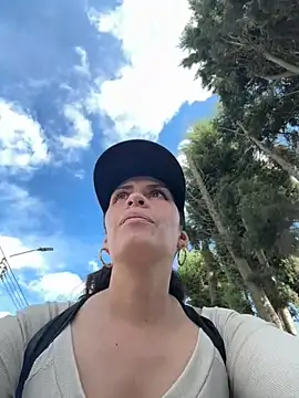 Snapshot of Alysson-- chatting on 10, 4, 2026 Alysson-- online show from 10, 4, 2026