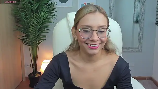 Snapshot of Mia_Sanchez01 chatting on 6, 12, 2024 Mia Sanchez01 online show from 6, 12, 2024