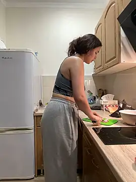 PoppyRobinson online show from 6, 12, 2024