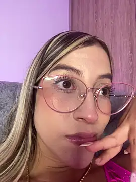 Snapshot of Issabela_G1 chatting on 15, 10, 2025 Issabela G1 online show from 15, 10, 2025