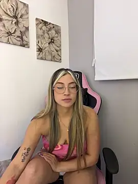 Snapshot of Issabela_G1 chatting on 7, 4, 2026 Issabela G1 online show from 7, 4, 2026