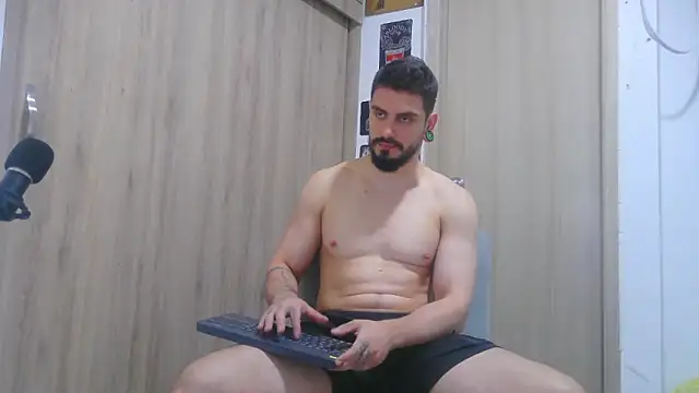 Snapshot of Aaron_kwok28 chatting on 14, 11, 2025 Aaron kwok28 online show from 14, 11, 2025