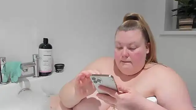 Snapshot of Busty-BBW-Emilie chatting on 5, 3, 2025 Busty-BBW-Emilie online show from 5, 3, 2025
