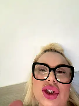 Snapshot of luna_14 chatting on 8, 11, 2025 luna 14 online show from 8, 11, 2025