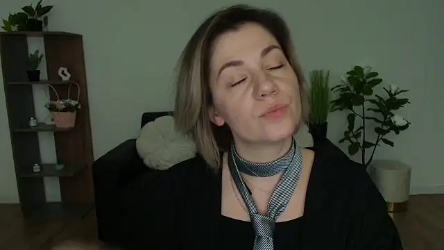Snapshot of MariaSttone chatting on 10, 12, 2024 MariaSttone online show from 10, 12, 2024