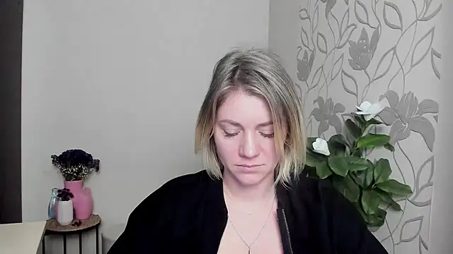 Snapshot of MariaSttone chatting on 10, 3, 2025 MariaSttone online show from 10, 3, 2025