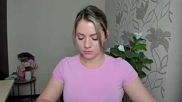 Snapshot of MariaSttone chatting on 8, 9, 2025 MariaSttone online show from 8, 9, 2025