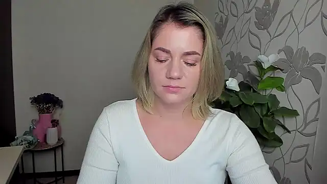 Snapshot of MariaSttone chatting on 23, 10, 2025 MariaSttone online show from 23, 10, 2025