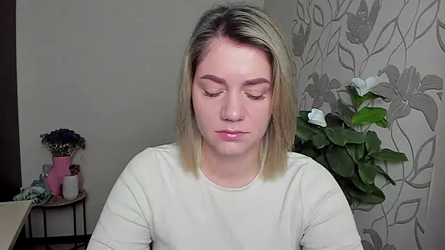 Snapshot of MariaSttone chatting on 24, 10, 2025 MariaSttone online show from 24, 10, 2025