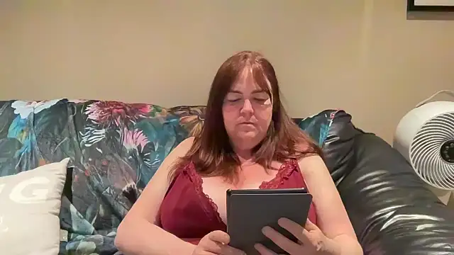 Snapshot of curvy-milf-abbie chatting on 28, 4, 2026 curvy-milf-abbie online show from 28, 4, 2026