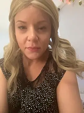 Snapshot of EllaSnow chatting on 6, 4, 2026 EllaSnow online show from 6, 4, 2026