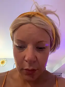 Snapshot of EllaSnow chatting on 7, 4, 2026 EllaSnow online show from 7, 4, 2026