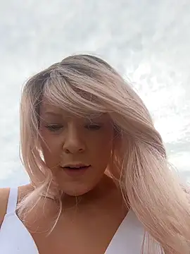 Snapshot of EllaSnow chatting on 12, 4, 2026 EllaSnow online show from 12, 4, 2026