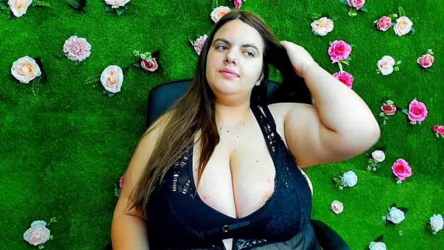 Huge Titties  online show from 9, 1, 2025