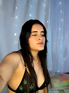 Snapshot of Emma__Williams chatting on 18, 12, 2024 Emma Williams online show from 18, 12, 2024